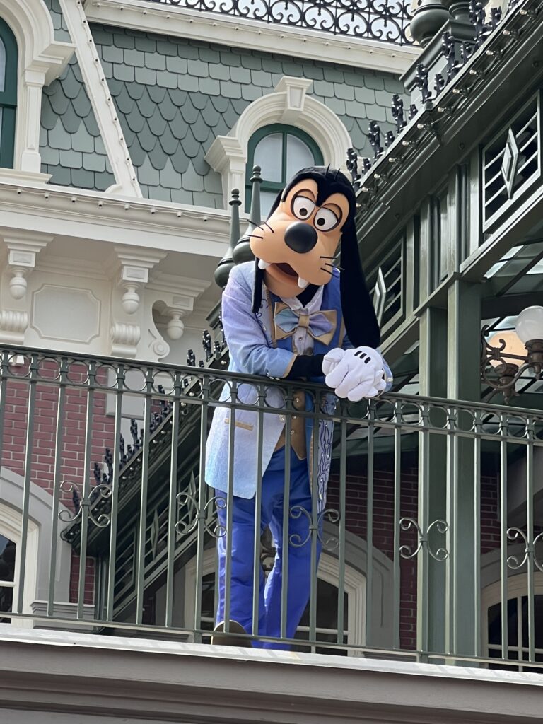 Goofy dressed in blue